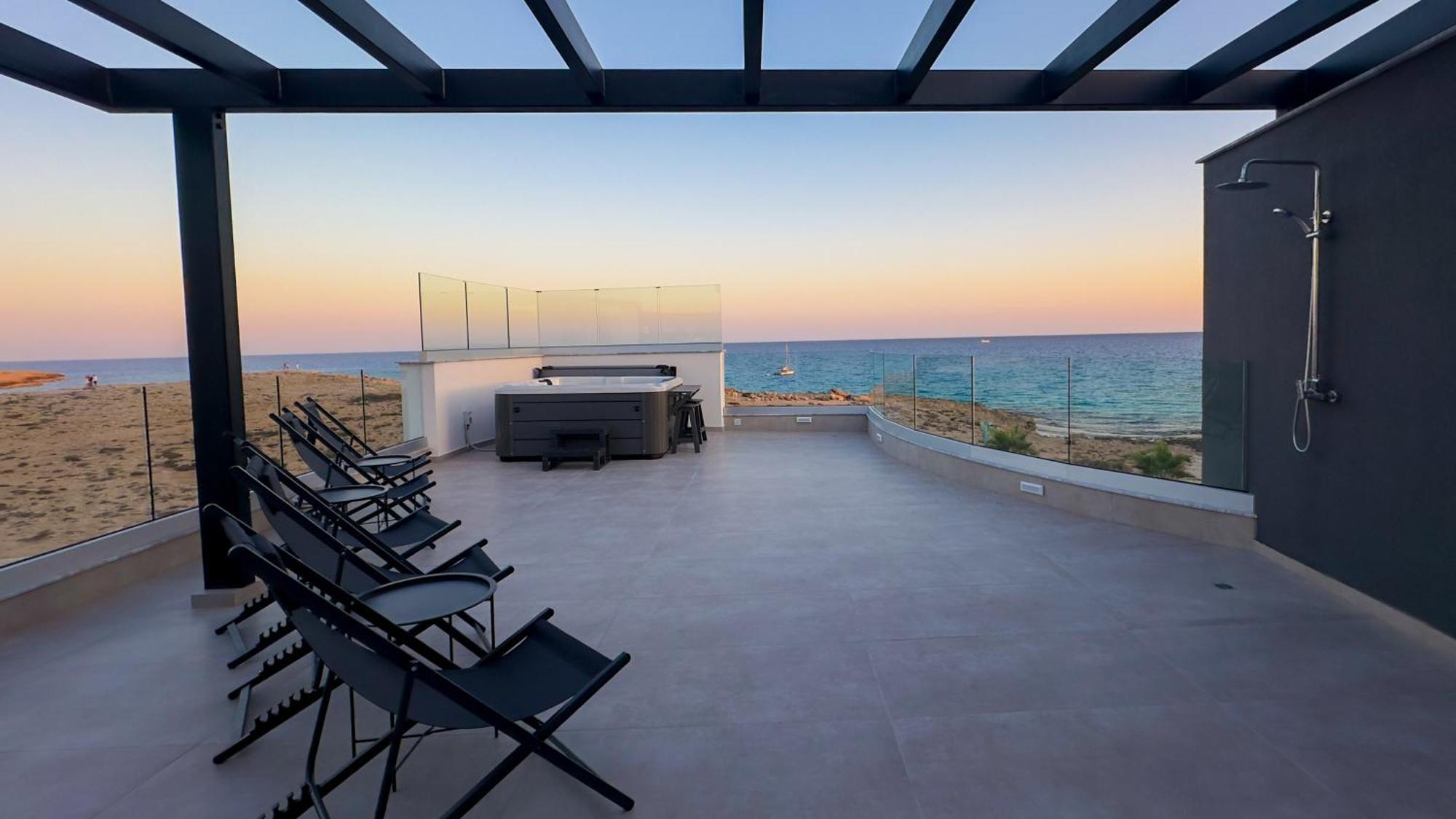 Villa Aqua Beachfront - 2