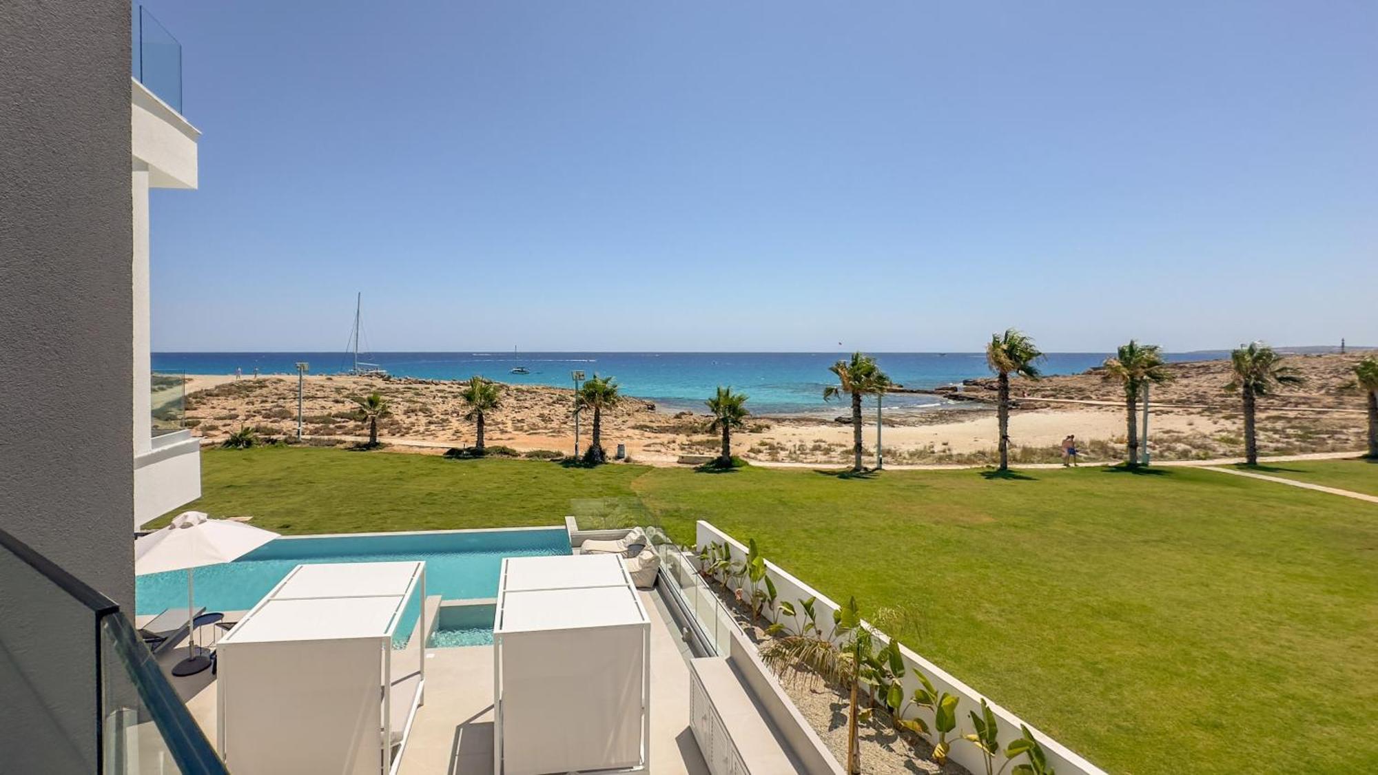 Aqua Beachfront - 2 Villa *
