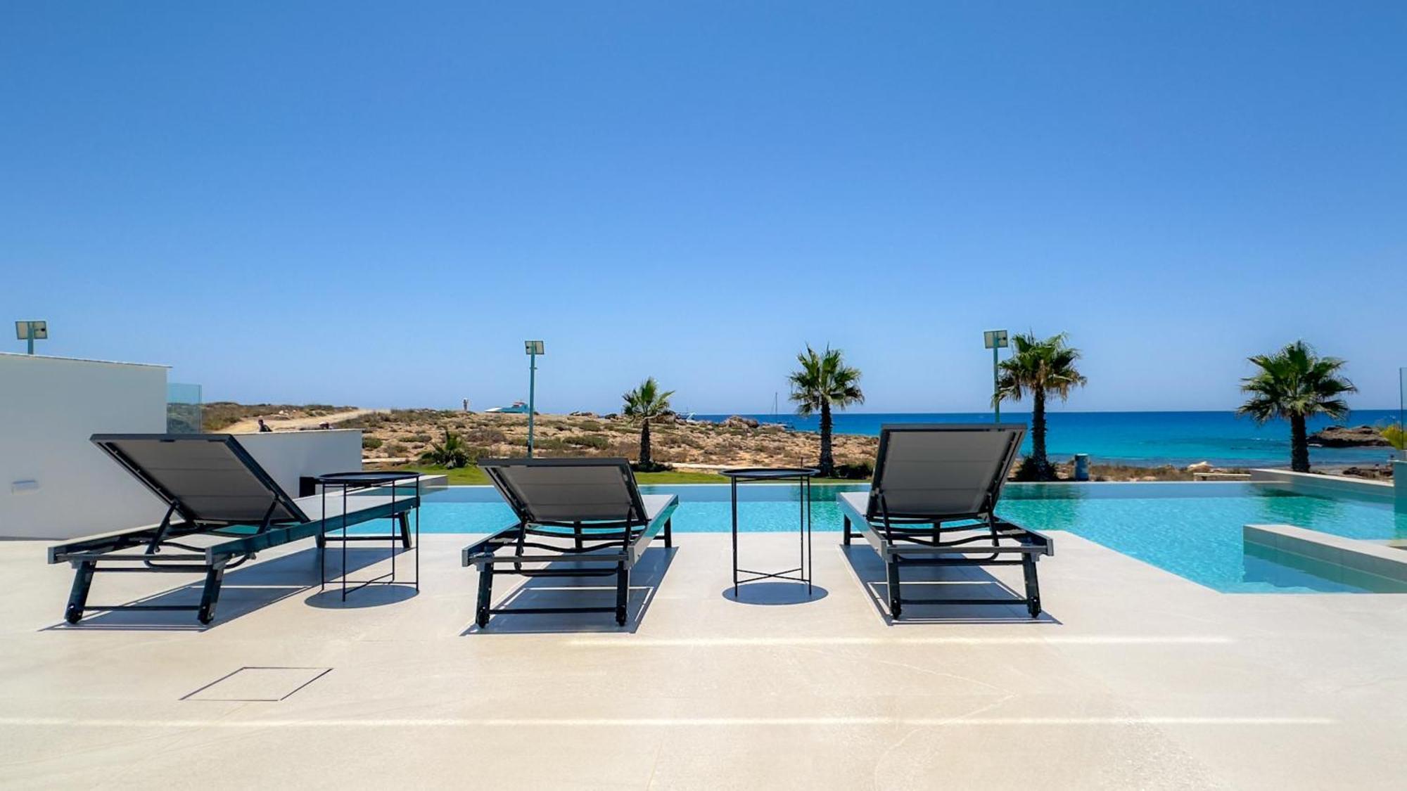 Aqua Beachfront - 2 Villa *