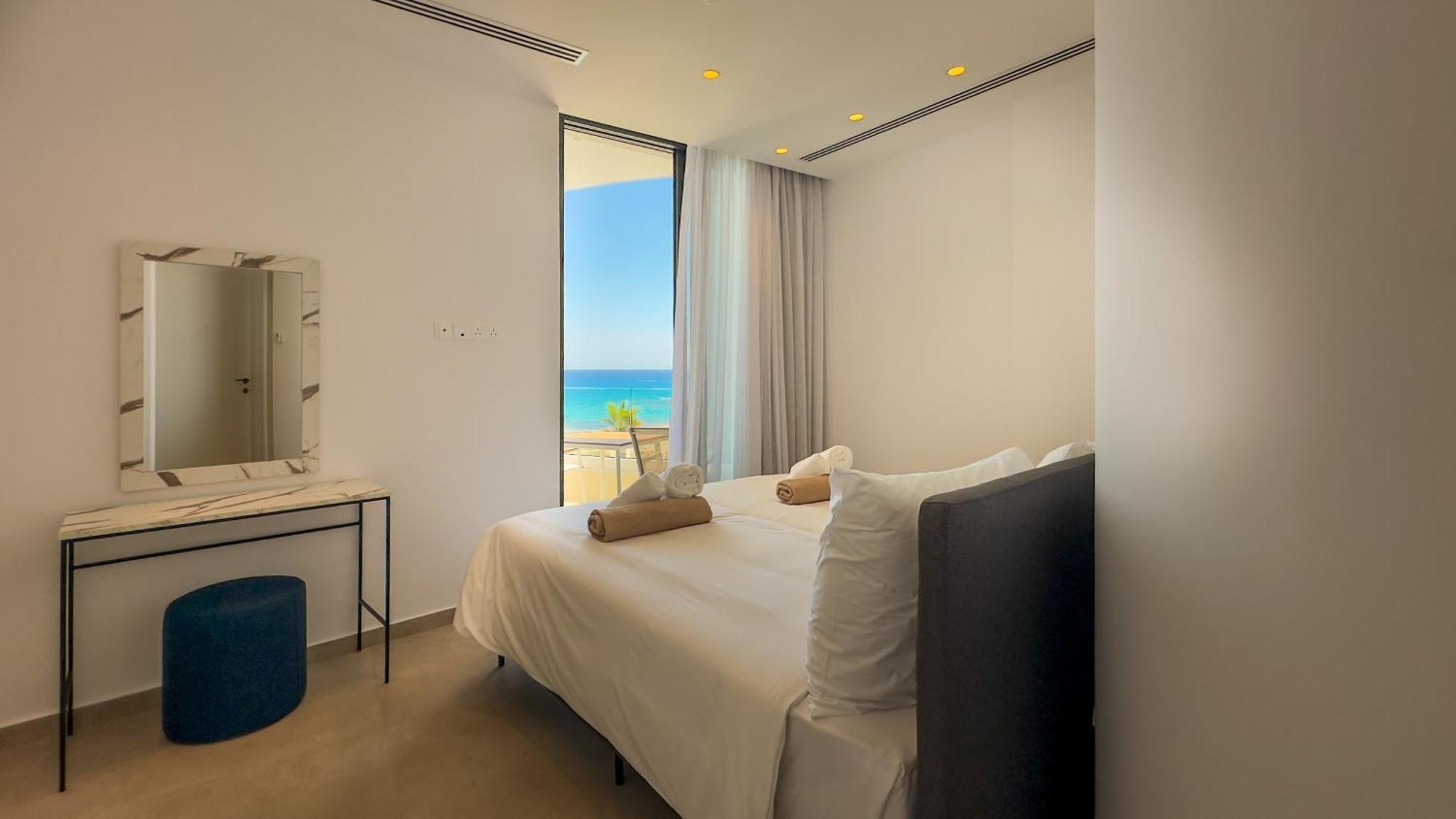 Aqua Beachfront - 2 Villa